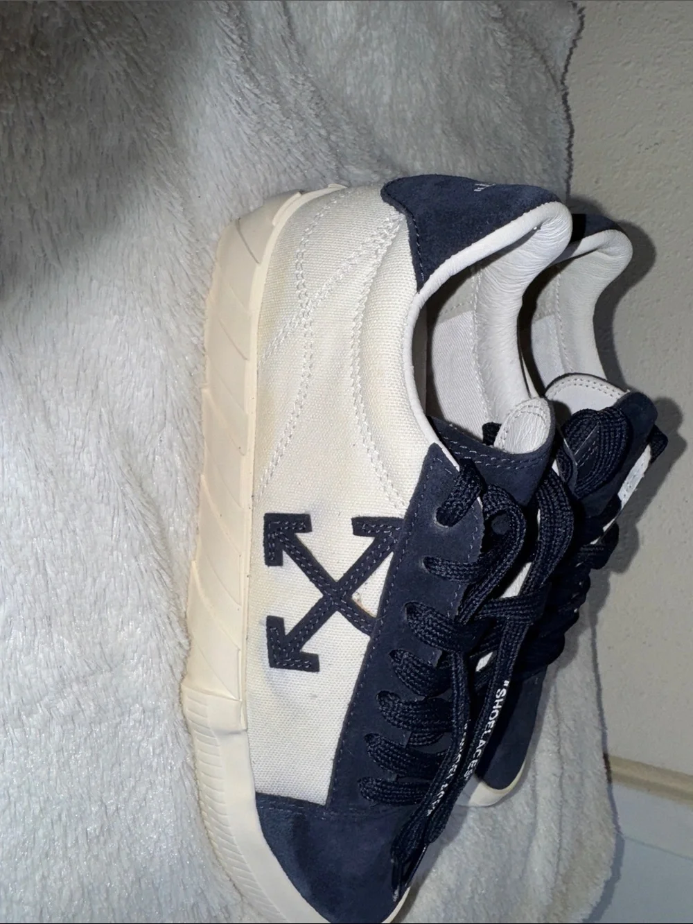 Off-White Navy and White Low-Top Arrow Sneakers